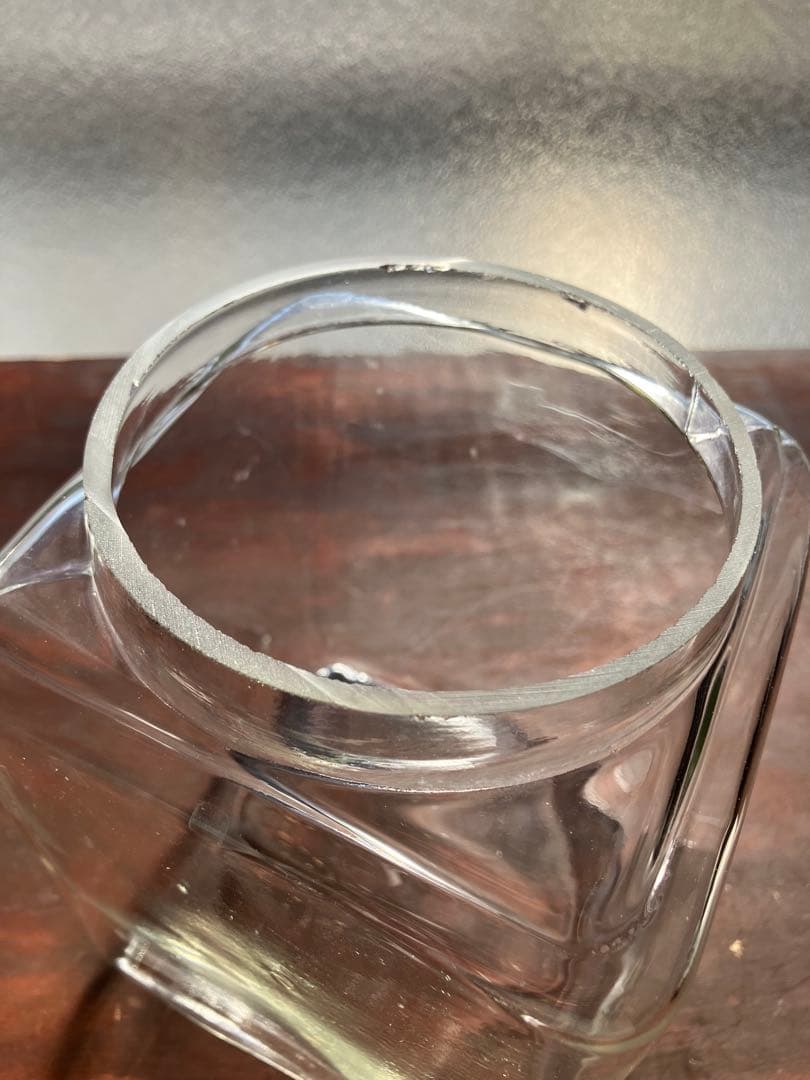 昭和レトロ　小ぶりザイズのタイプ違い　蓋付きガラス瓶　2個セット