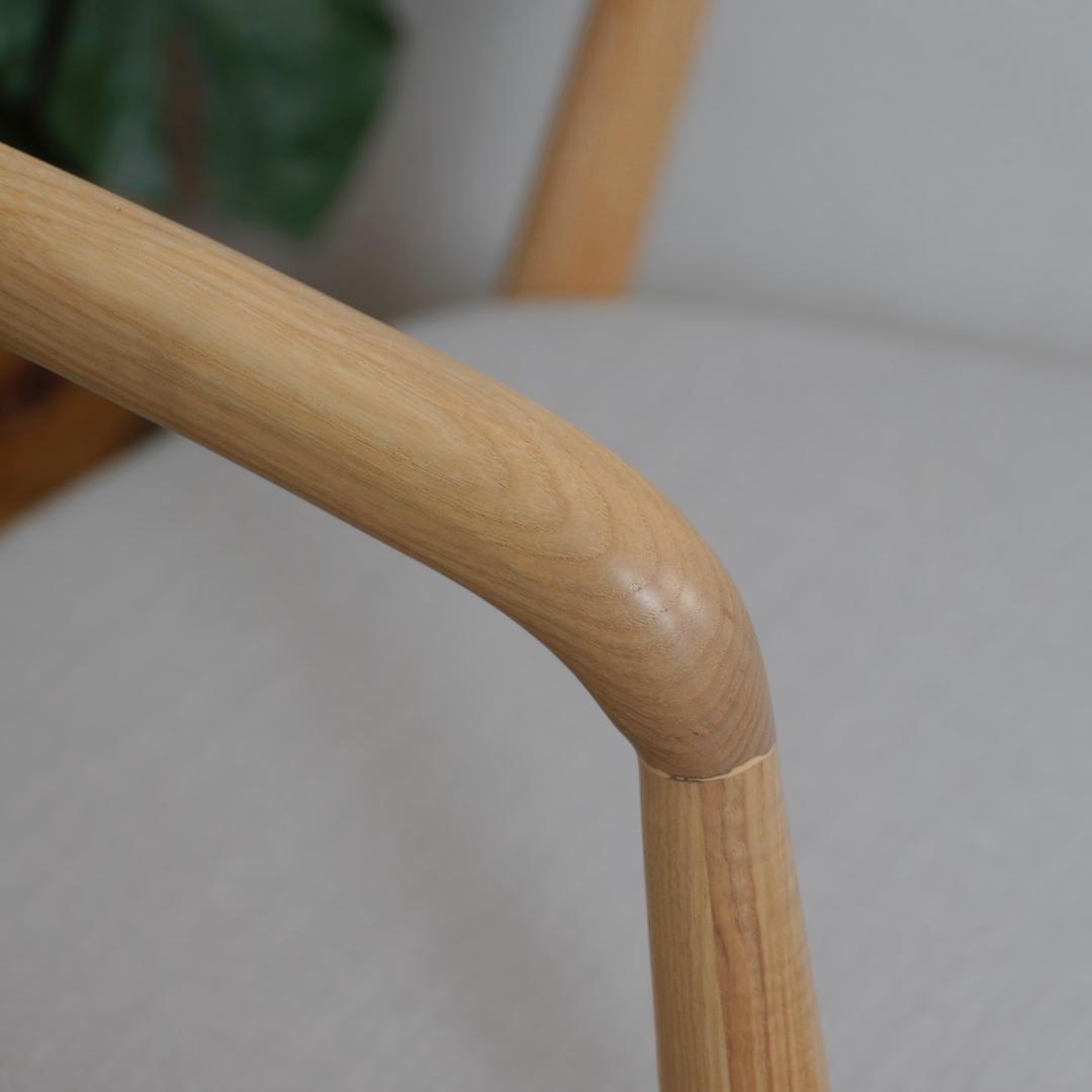 【新品】おしゃれ　曲木 ダイニングチェア 肘掛け付き　アッシュ無垢材