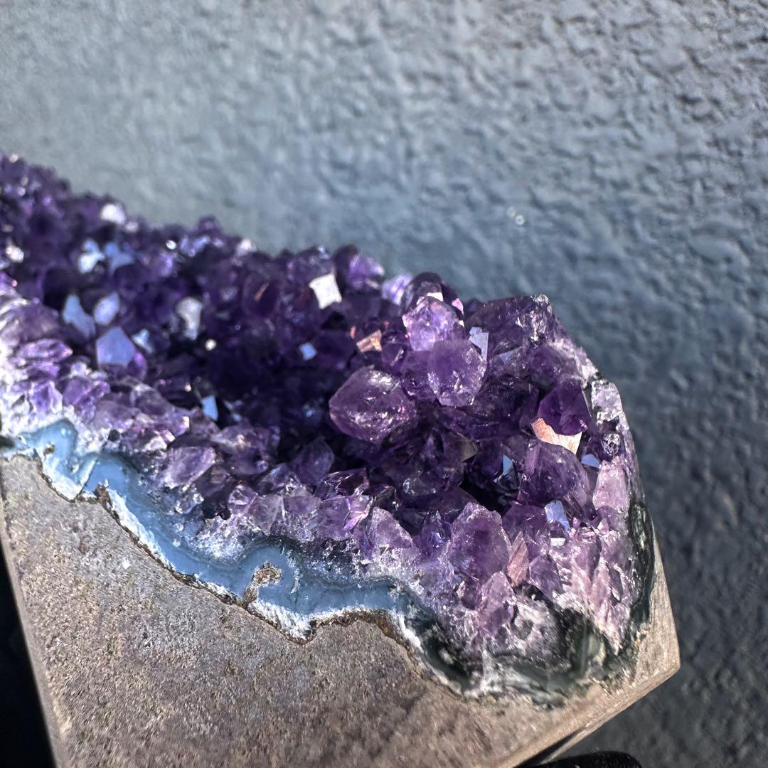 濃紫の煌めきウルグアイ産☆キラキラ☆アメジストクラスターパワーストーンA1121
