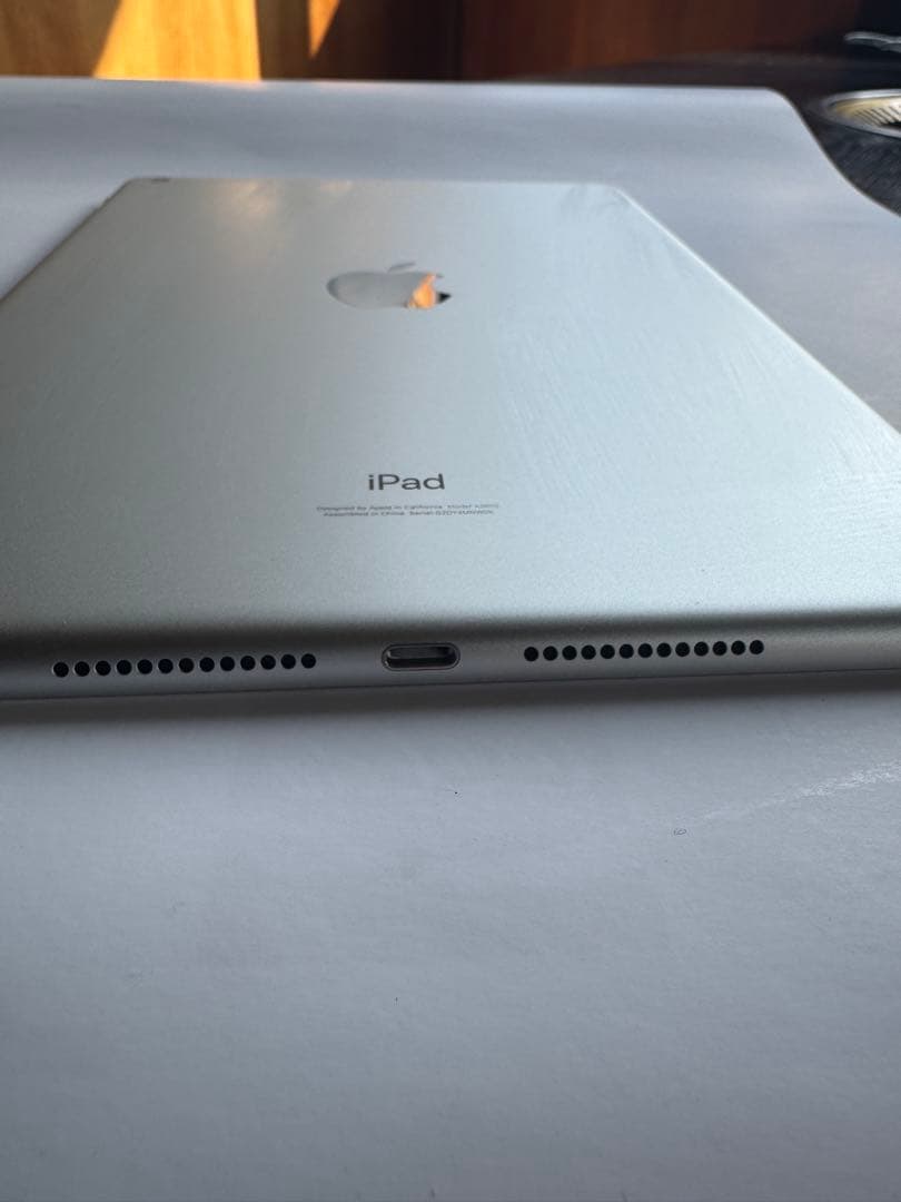 iPad シルバー 本体 画面ひび割れあり　代9世代64GB