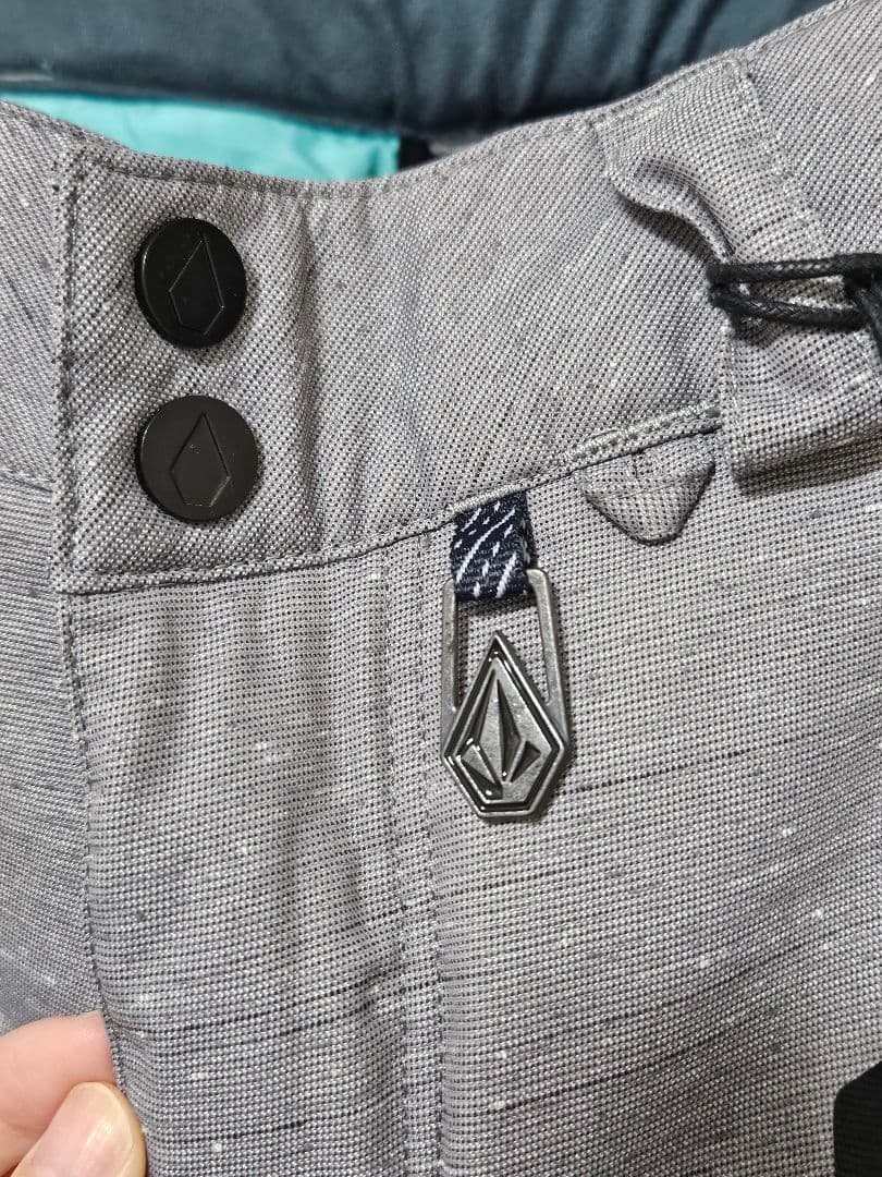 再々値下げしました。VOLCOM スノーボードパンツ 新品未使用　Sサイズ