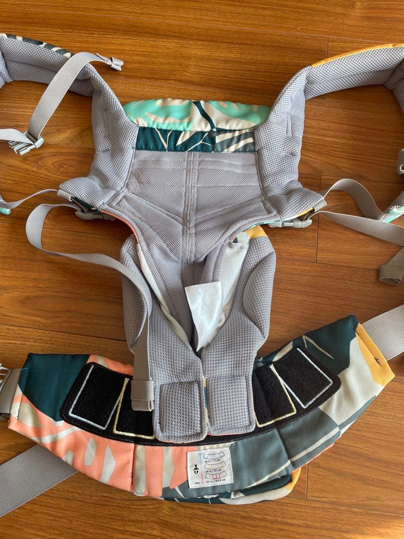 国内未販売！エルゴベビー　抱っこ紐 カラフル葉柄デザイン