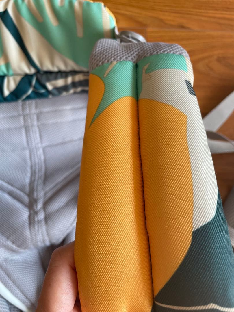 国内未販売！エルゴベビー　抱っこ紐 カラフル葉柄デザイン