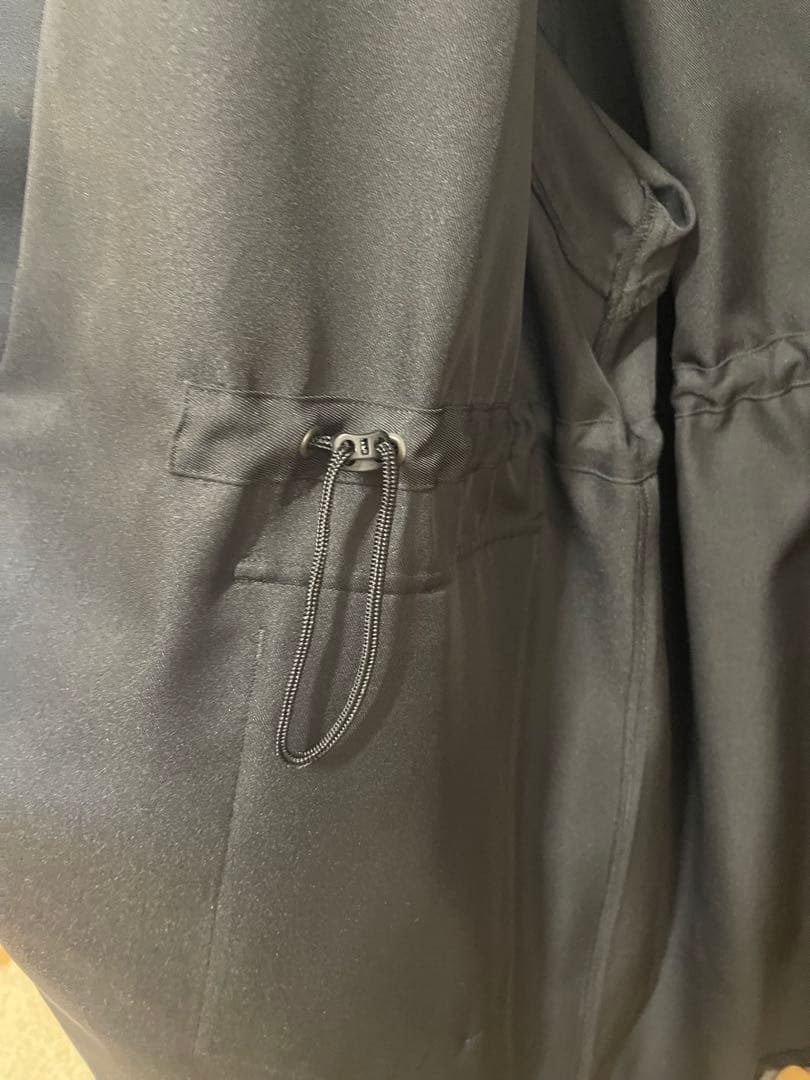 フード付き黒モッズコート