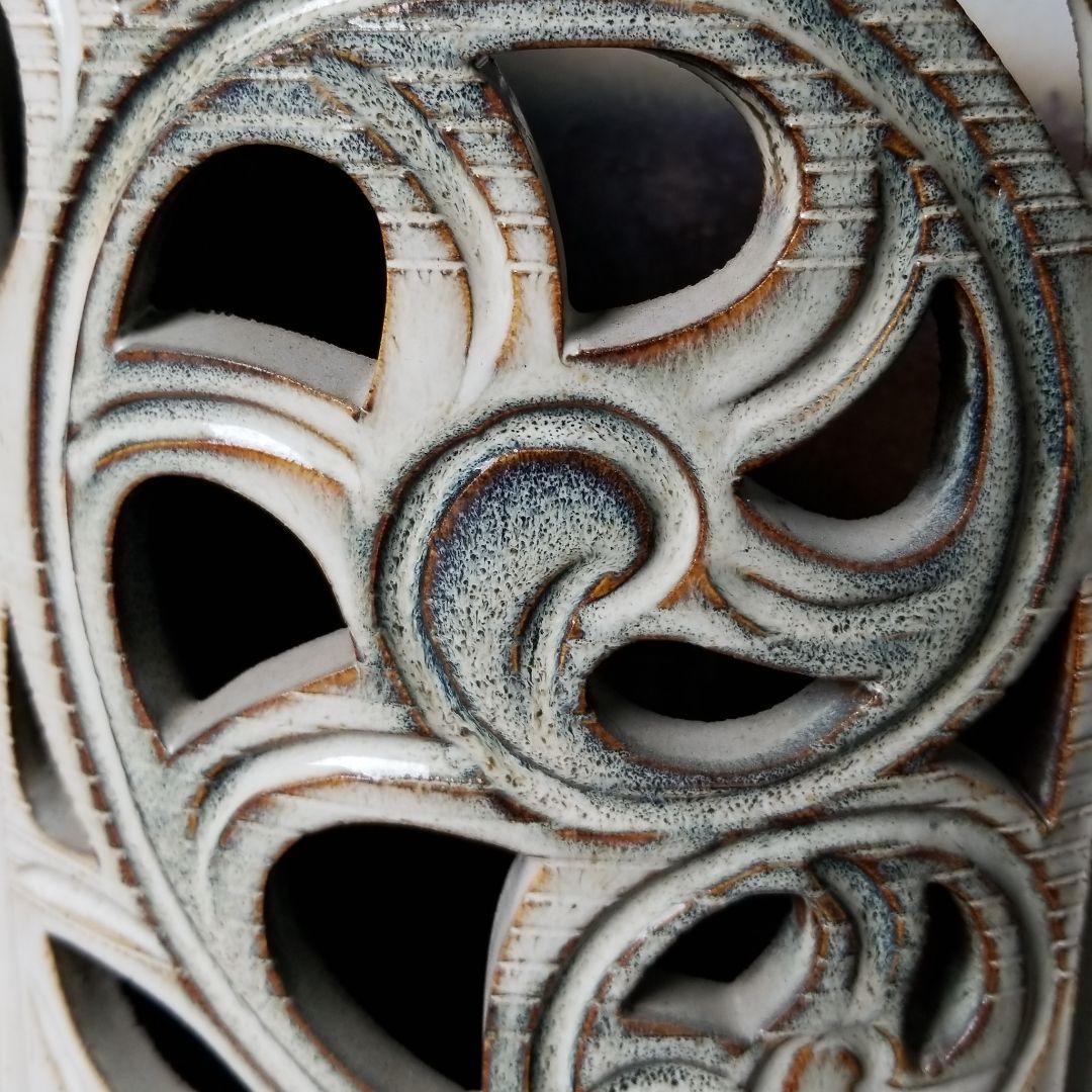 信楽焼傘立て  唐草縦彫り 高さ４６cm