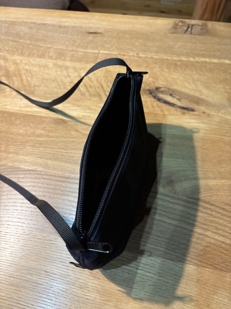 黒のナイロンショルダーバッグ