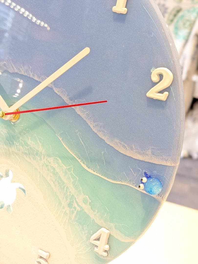 ⑩海の時計　パステルグリーン×ウルトラマリン レジンアート　（ガラス細工・砂）