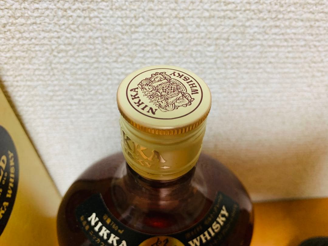 鉄の鎧を着たニッカウイスキーのボトル THE NIKKA WHISKY G&G