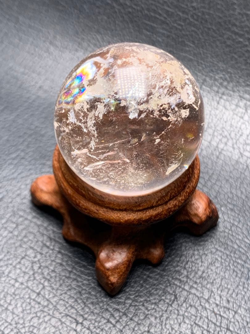 0608109  天然水晶台丸玉座付き虹入り　32ミリ