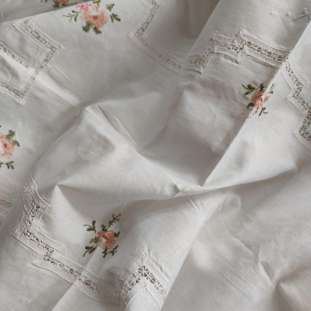 イギリスVintage　薔薇のモチーフ　コットンレース　大判　テーブルクロス