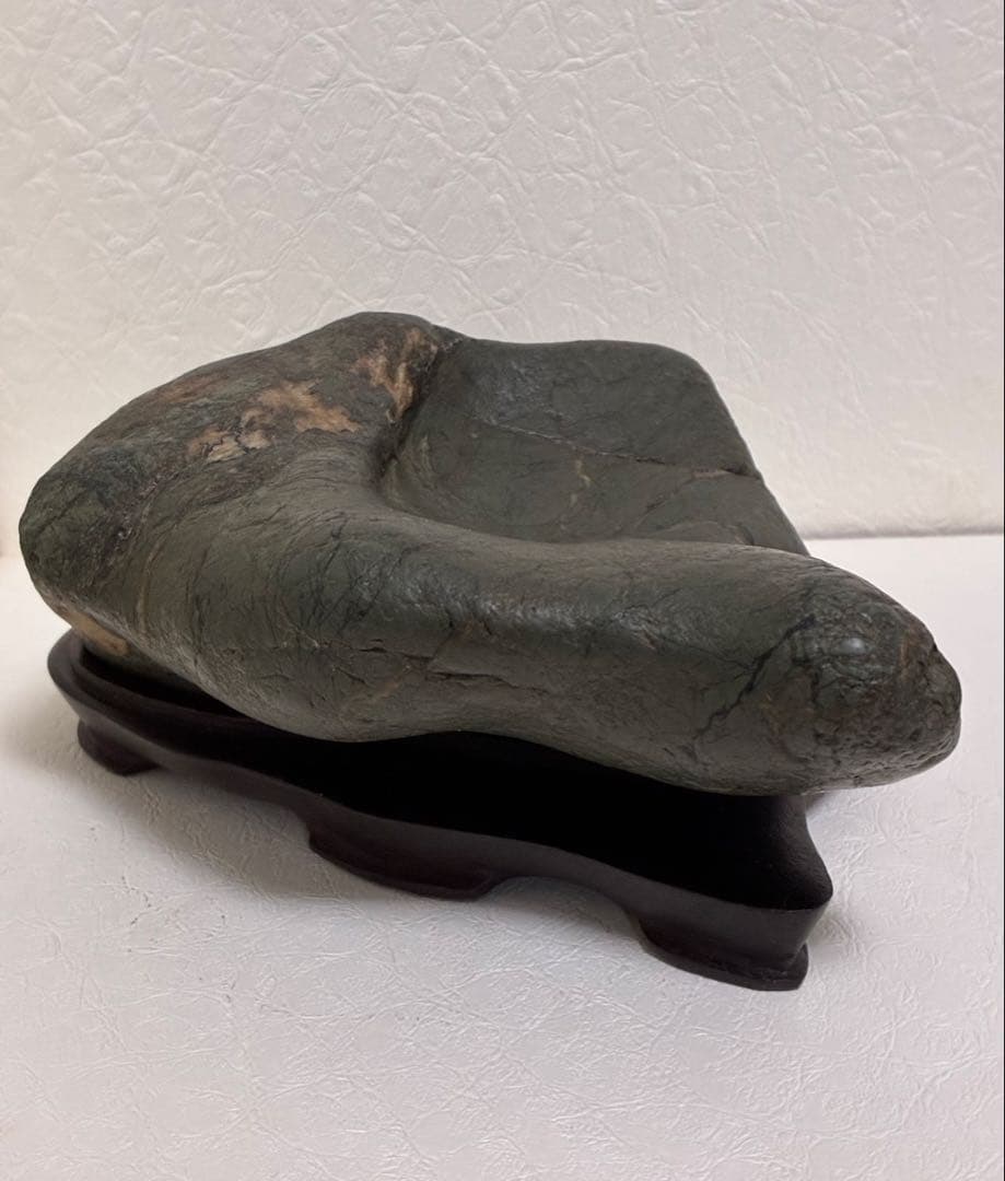 北海道神居古潭石　輝緑サ（12）木製台座付き