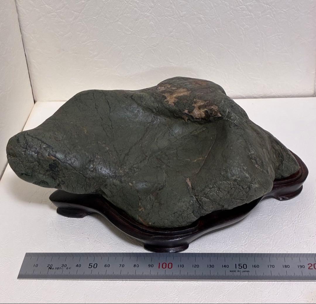 北海道神居古潭石　輝緑サ（12）木製台座付き