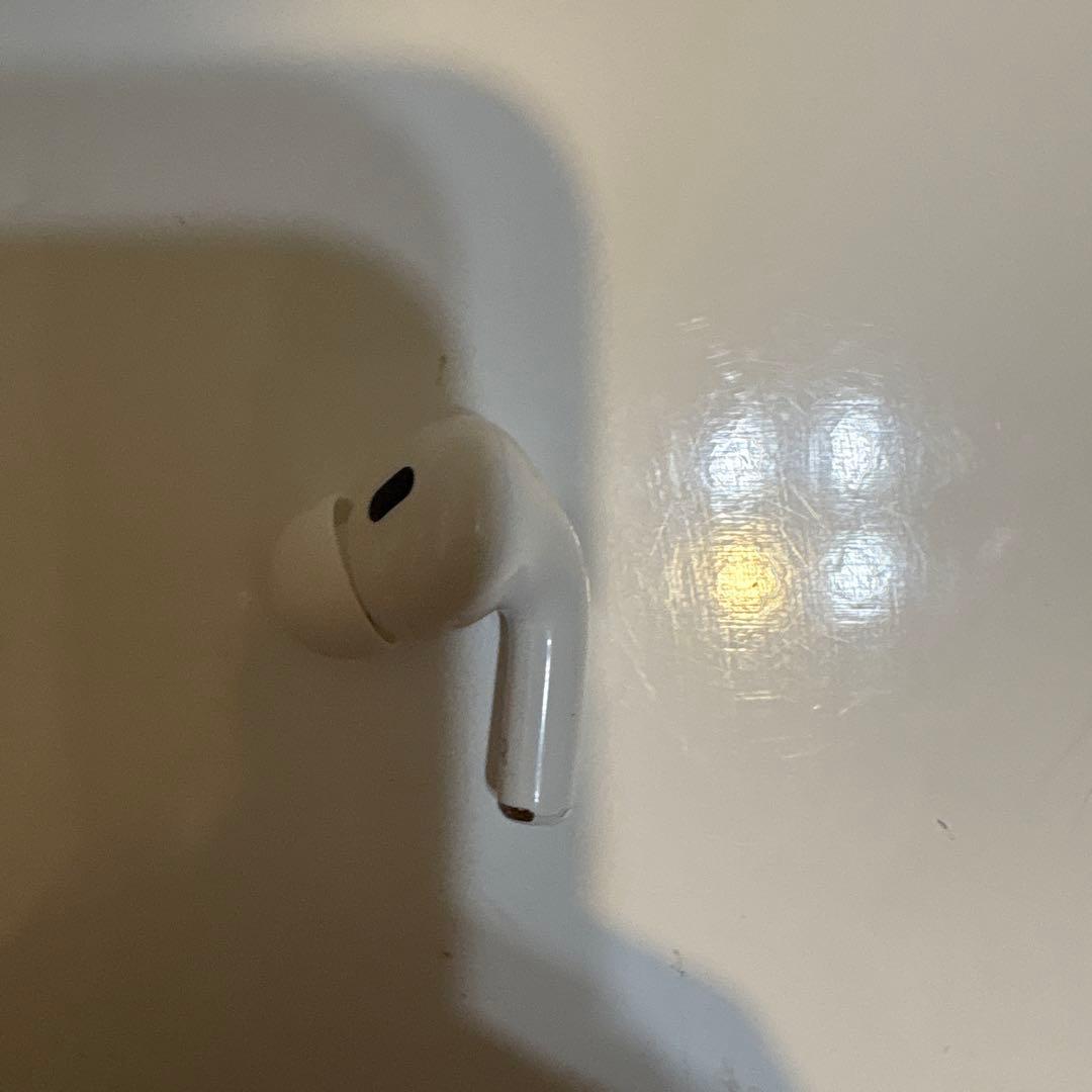 AirPods Pro （右耳のみ）充電ケーブル付き　充電すれば正常に使えます。