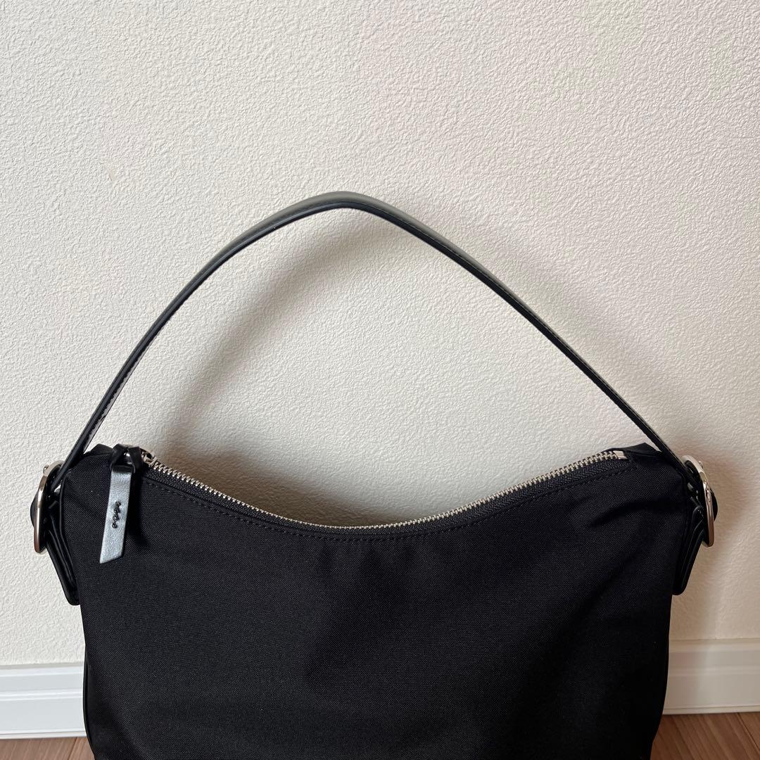 TOUT Y EST カノ トワル スモールバッグ　ブラック