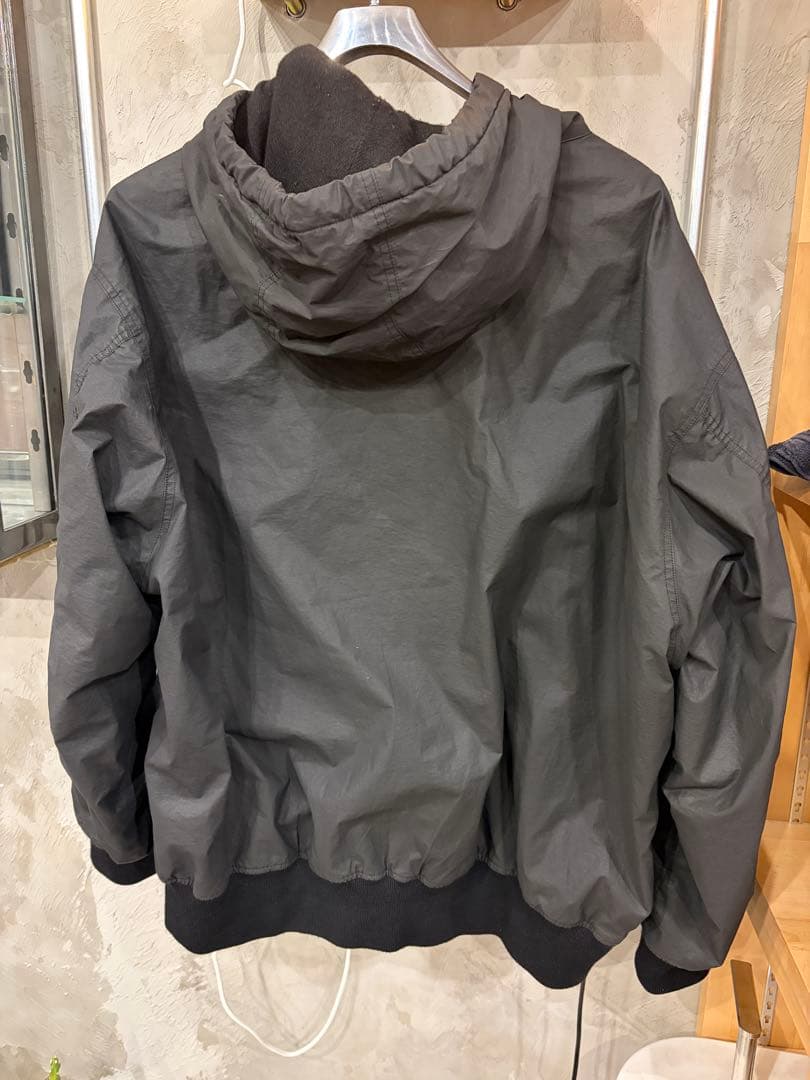 COMOLI ブラック ナイロンジャケット フード付きサイズ2