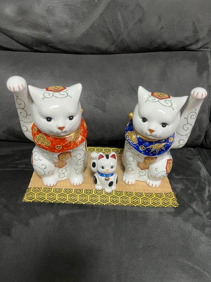 早い物勝ち！招き猫 陶器 置物 赤青スカーフ　美形　手が長い　伊勢　おかげ横丁