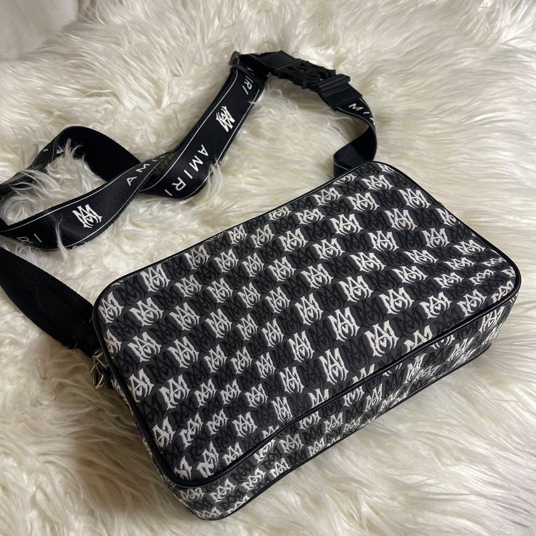 AMIRI ワープ モノグラム キャンバス カメラ クロスボディバッグ