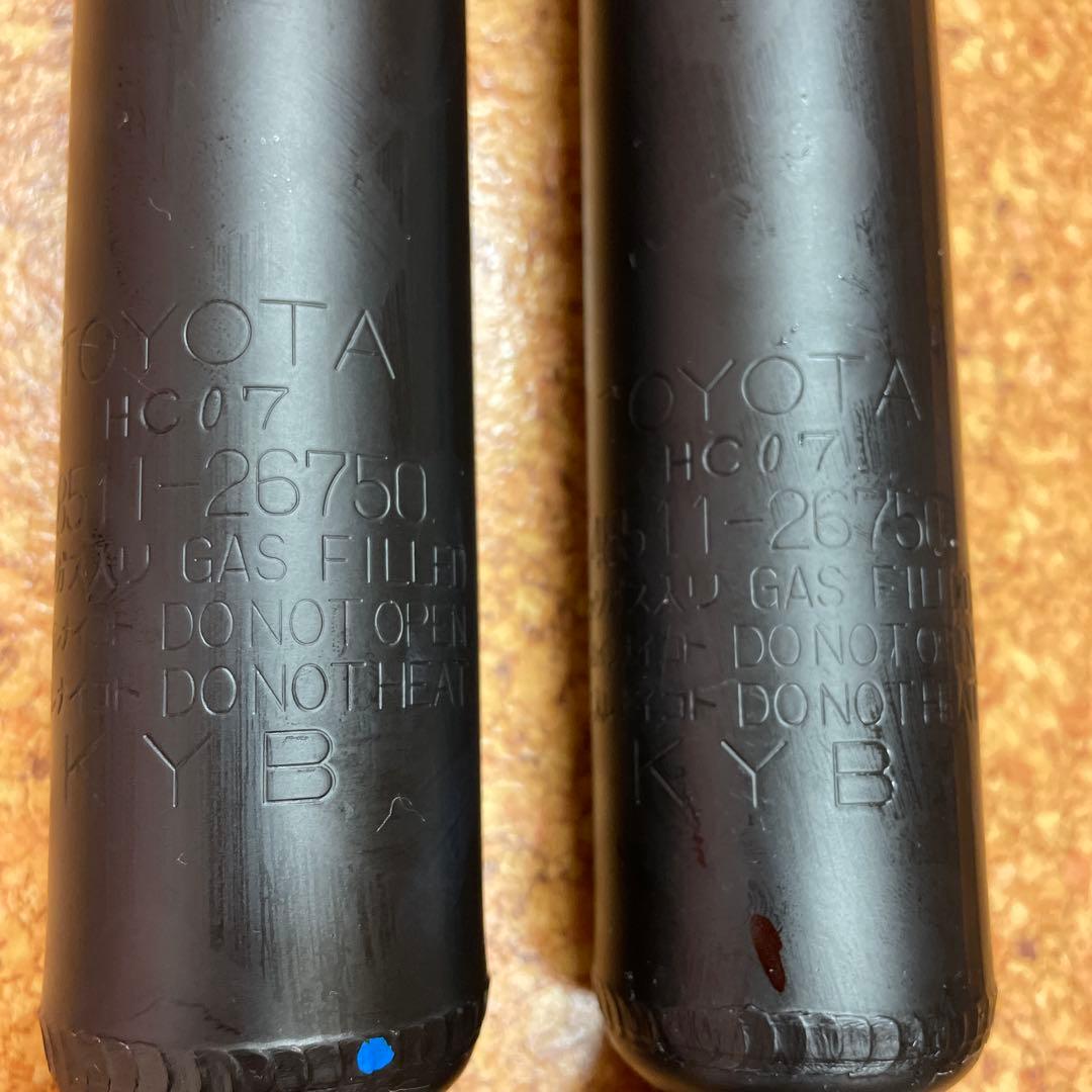 未使用　純正ショックアブソーバーハイエース8型KYB ー 4本セットTOYOTA