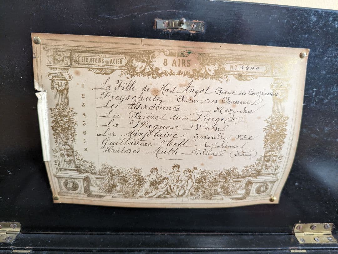 オルゴール　手巻き式　80鍵盤くらい？　オペラなど収録