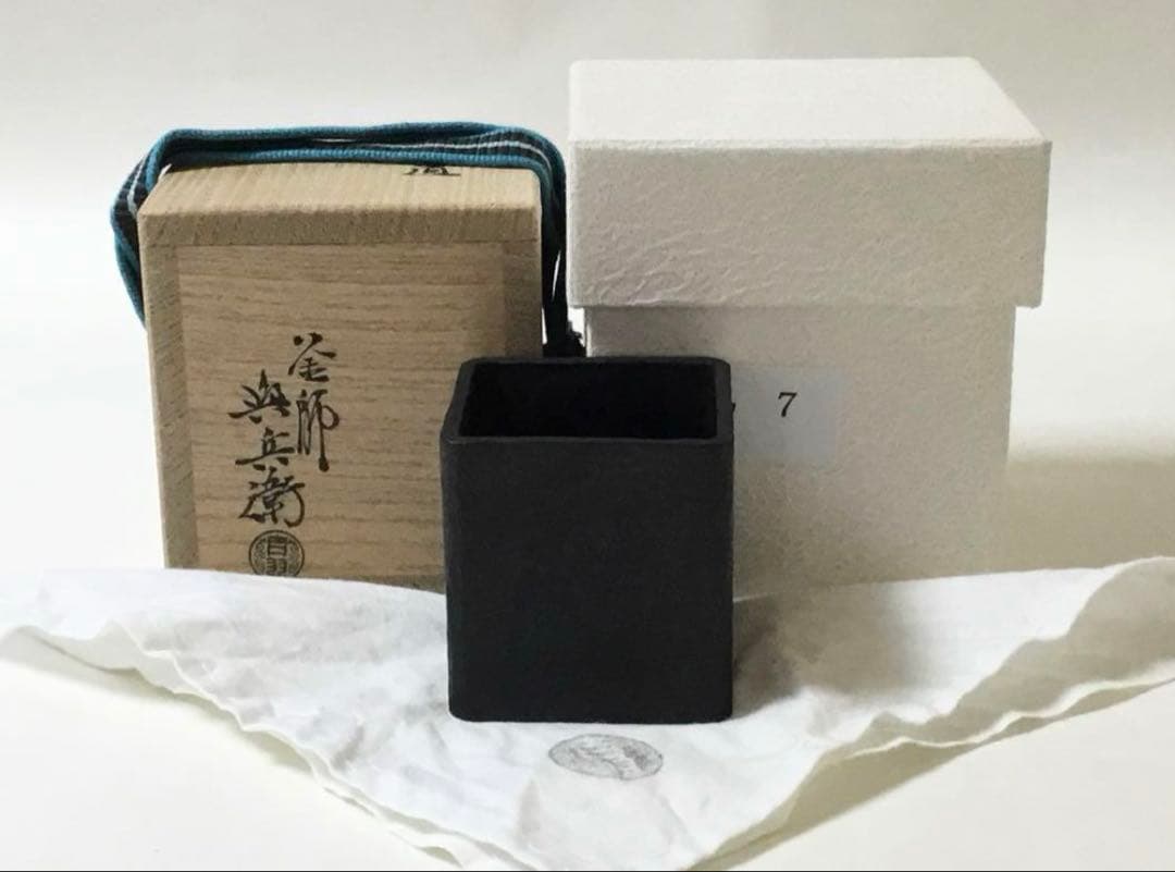 茶道具 古物品 蓋置 四方 吉羽與兵衛 南蛮鉄 木箱入 【本物保証】