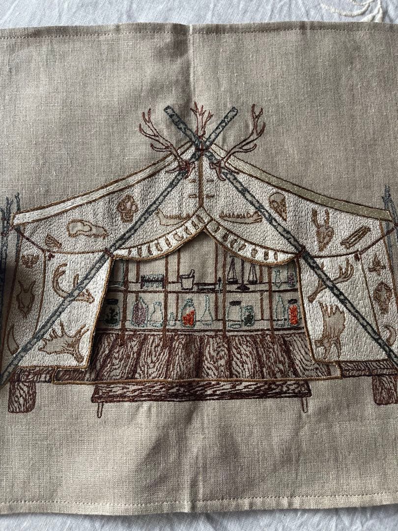 Coral & Tuskクッションカバー Bear apothecary