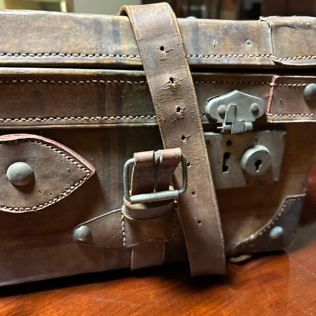 古い大きな旅行鞄　革製　アンティーク　レトロ