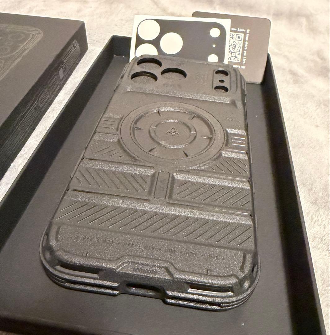 iPhoneアクセサリー dbrand TANK CASE with NAPALM BUTTON