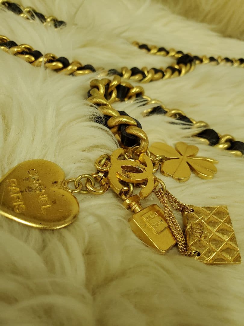 CHANEL シャネル　ゴールドチェーンベルト チャーム付き
