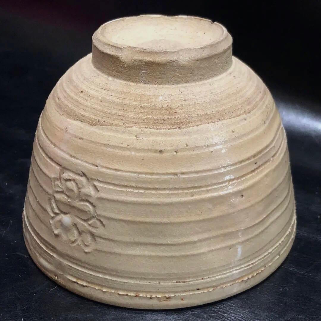 究極の古美術◆蔵から中国骨董と思われる華の紋様が可愛い抹茶茶碗が出て来ました。