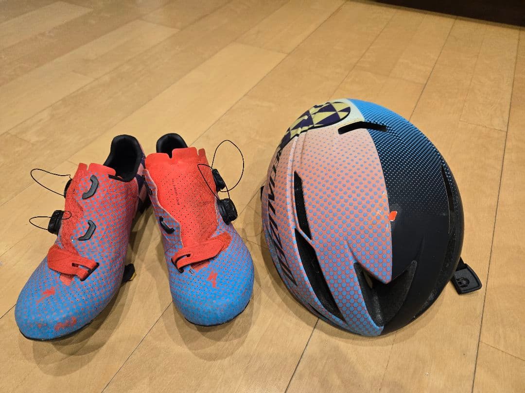 Specialized red hook hotシリーズのシューズとヘルメット