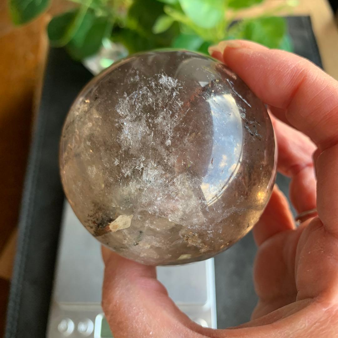 虹一杯‼︎スモーキークォーツスフィア大玉約66mm ゼウスストーン　天然石置物