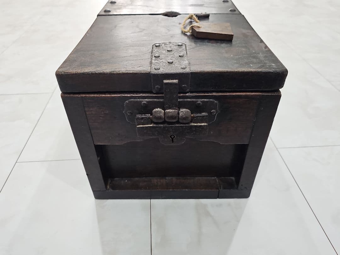 古いアンティークな銭箱