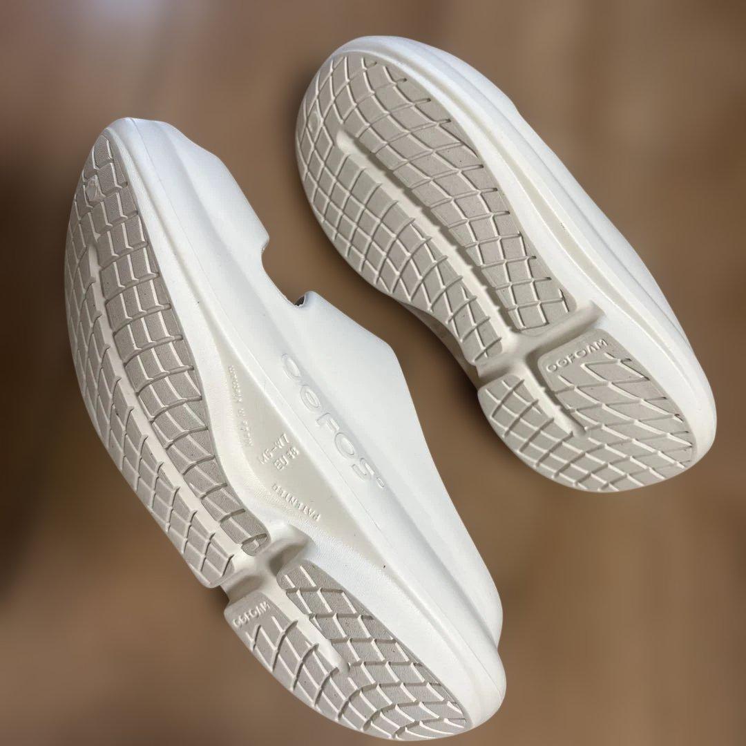 美品 OOFOS ウーフォス リカバリーサンダルCHALK 24cm(男女兼用)