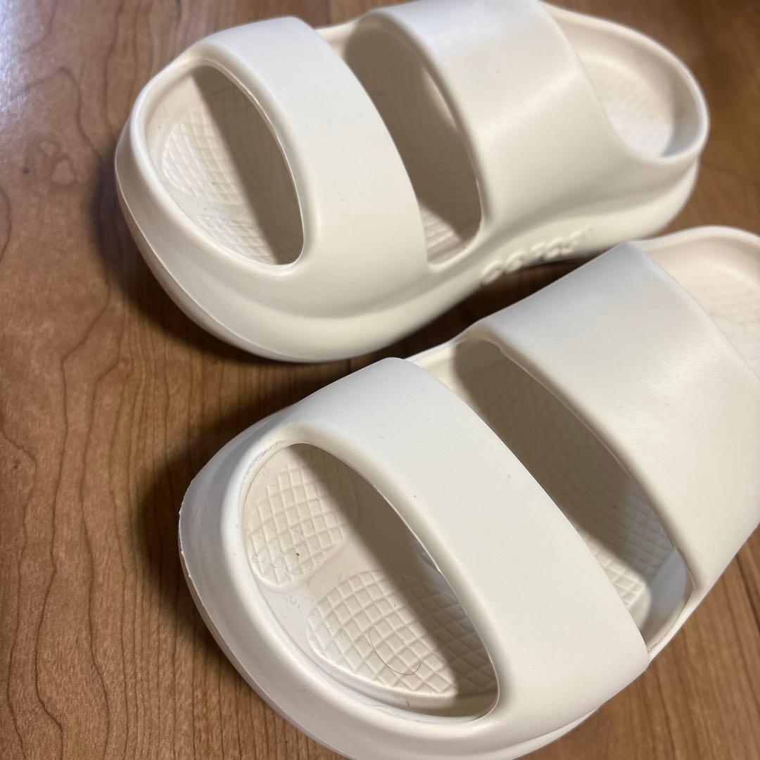 美品 OOFOS ウーフォス リカバリーサンダルCHALK 24cm(男女兼用)