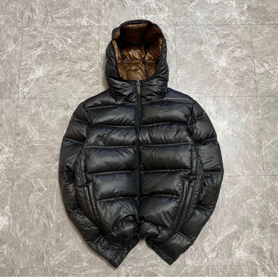 フード付き ブラック ダウンジャケット