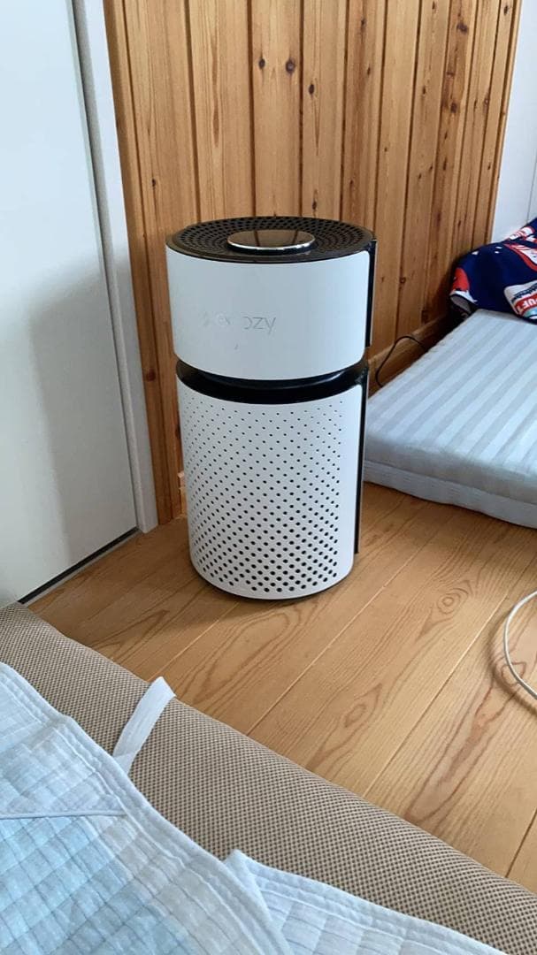 スリムな卓上用空気清浄機、4段階の風量設定とライト機能があります