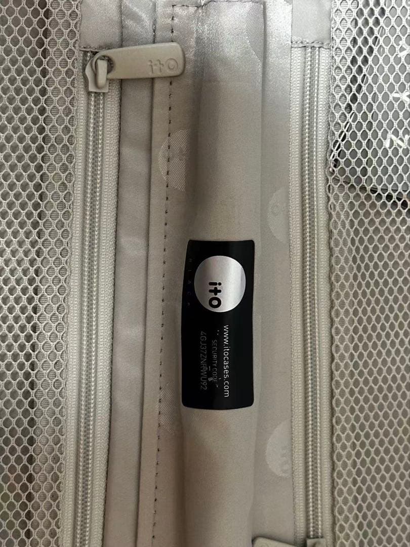 ITOスーツケース小型　サイズ: 45x30x24CM 機内持ち込み可