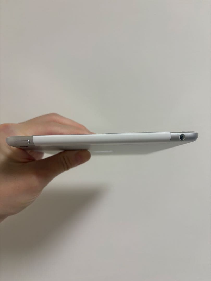 美品　Apple アップル　ipad mini4 64GB シルバー