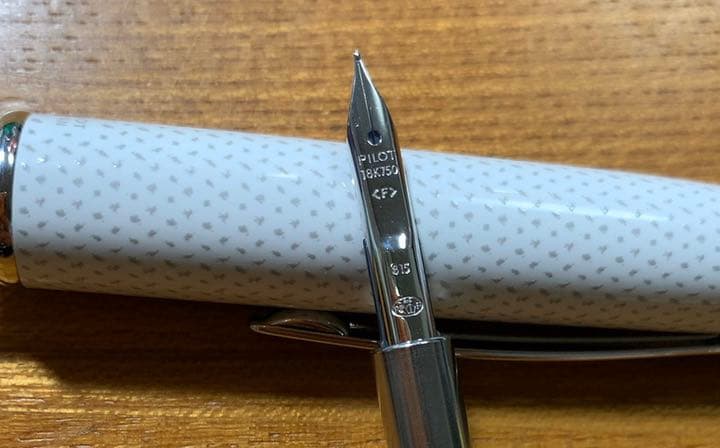 【限定・廃盤品】Fニブ パイロット 万年筆 キャップレス 絣(かすり) 白