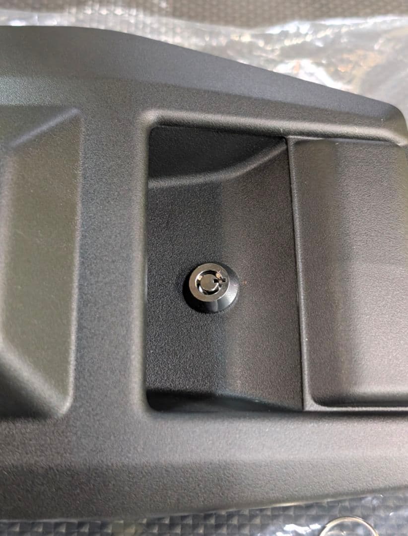 あ*い様 ランクル70再再販(GDJ76W) 尿素リッドカバー 鍵付き加工