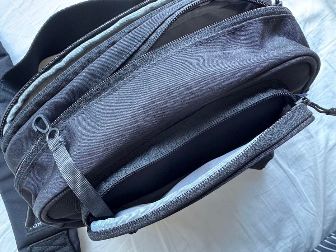 POMULU ポムル　ヒップシート　ショルダーバック　新型ブラック　 試着のみ