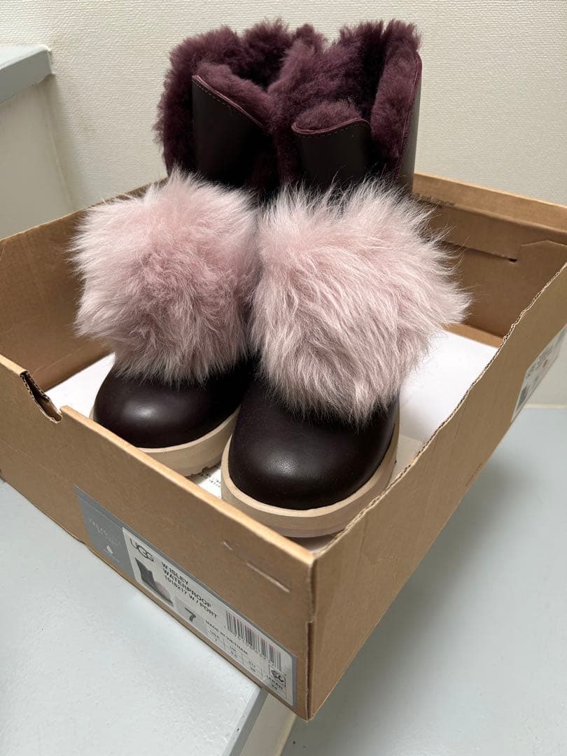 新品タグ付　UGG アグブーツ　23.0㎝ワインレッド　高島屋購入　レディース