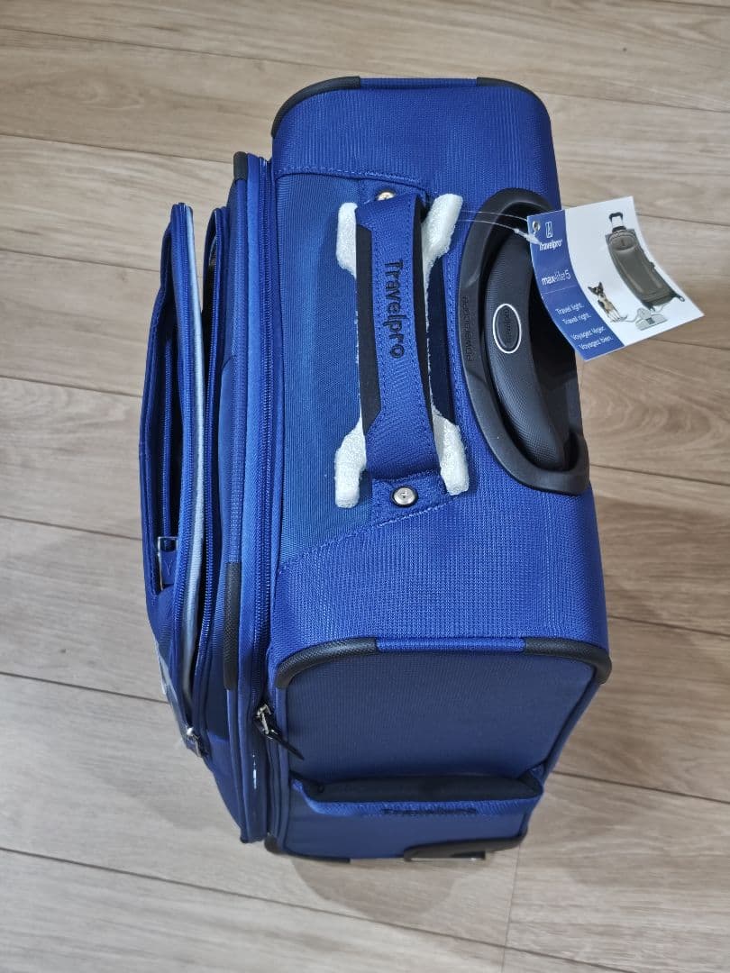 [Travelpro] Maxlite 5 22インチ 拡張可能スーツケース