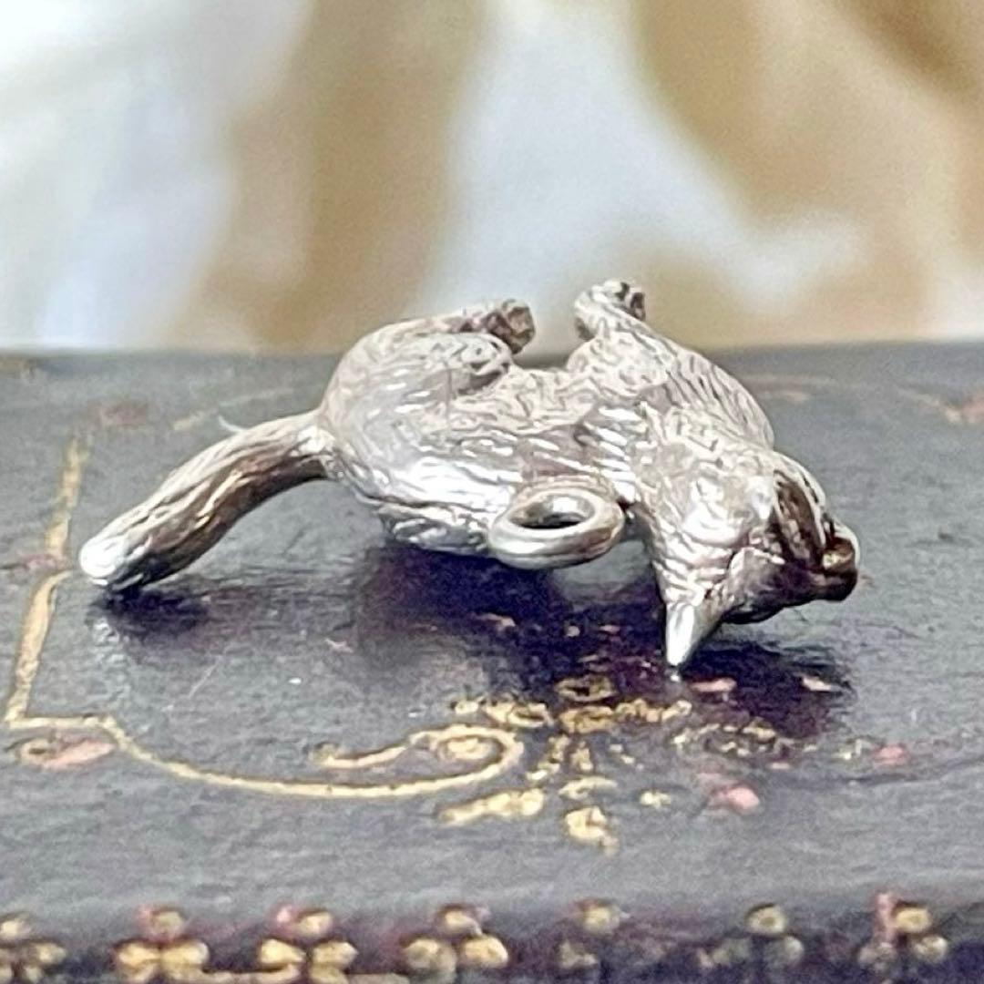 シルバー製猫のチャーム　ペンダントトップ　イギリスヴィンテージ　キャットネコねこ