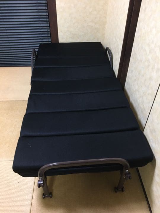 折りたたみベッドです(今なら「布団一式セット」お付け致します