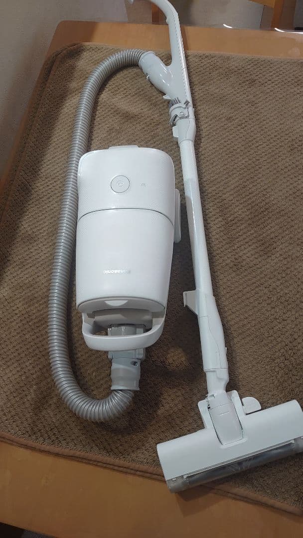 パナソニック紙パッククリーナー　極美品　驚きの軽さ　　MC-JP850K-W