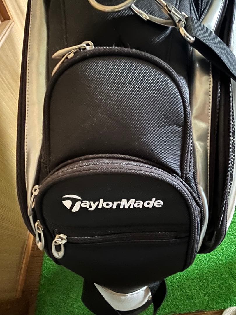 TaylorMade ゴルフバッグ 自立式 白黒