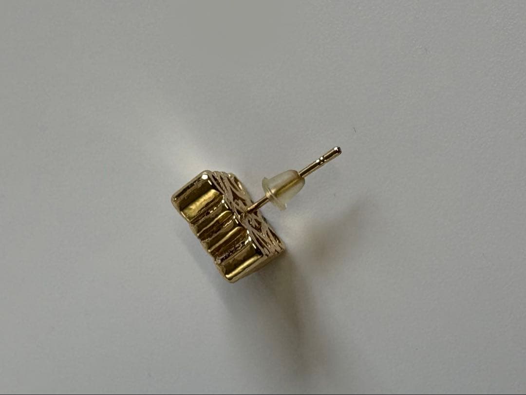 LOEWE アナグラムピアス　ゴールド　片方のみ