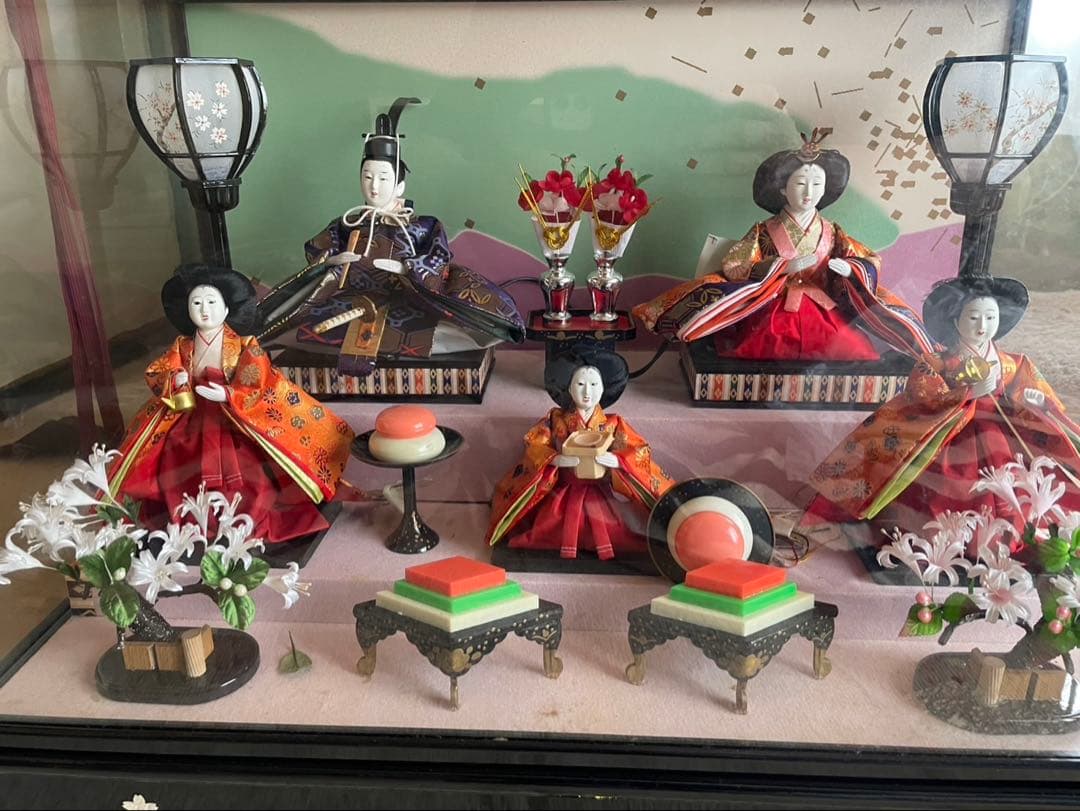 豪華な雛人形セット ガラスケース付き