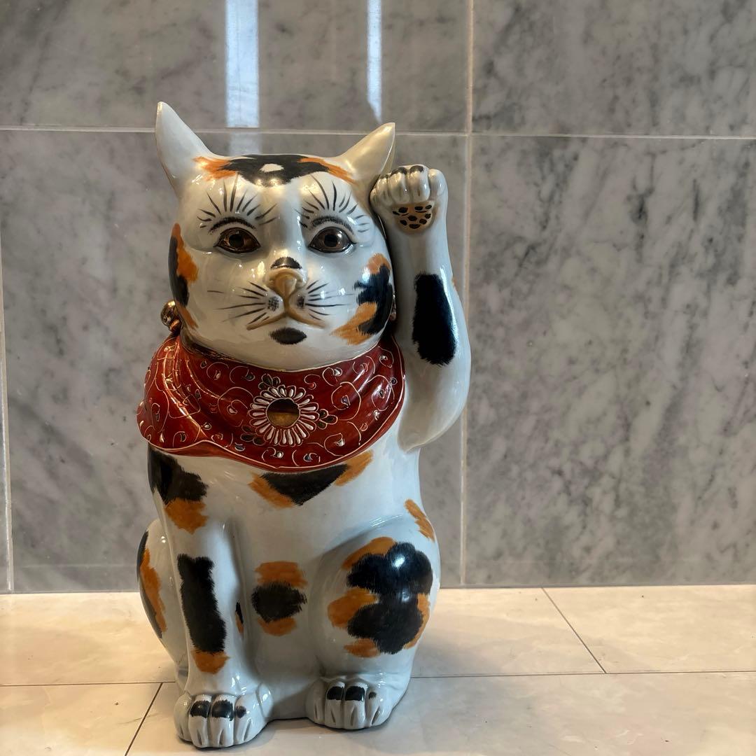 アンティーク九谷焼　金彩の妖艶な瞳やまつ毛、金彩や色彩が芸術的な招き猫